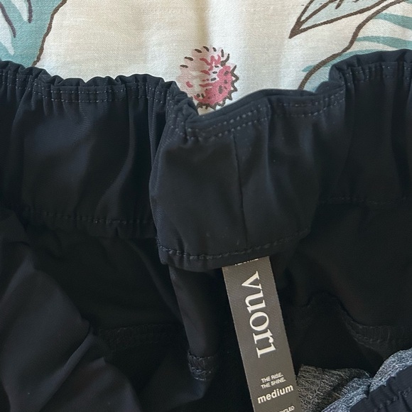 Vuori Black women’s jogger Pants with zip pockets - Picture 6 of 6